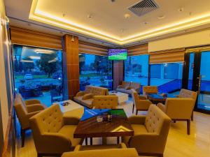 un ristorante con tavoli e sedie e una grande finestra di Hotel New Star a Podgorica