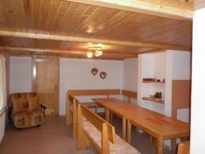 ein Esszimmer mit Holztischen und Bänken in der Unterkunft Chalupa u Drába in Oščadnica