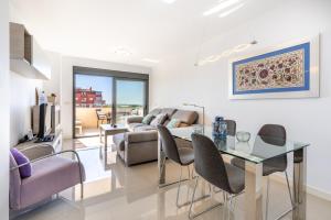 salon z kanapą, stołem i krzesłami w obiekcie Apartamento Playa Marinsa w mieście Torre del Mar