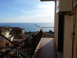 un balcón de un edificio con vistas al océano en Appartamento Raggio Di Sole, en Acireale