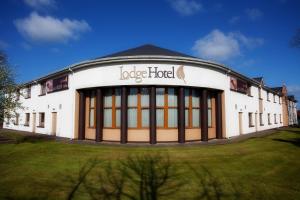 un gran edificio blanco con las palabras "hotel langosta" en The Lodge Hotel en Coleraine