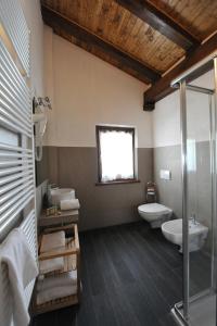 a bathroom with two sinks and two toilets at Hosquet Lodge in Breuil-Cervinia