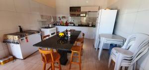 A kitchen or kitchenette at Casa de Praia Abaís