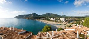 widok na plażę z domami i ocean w obiekcie Bell Port Hotel w Cala Ratjada