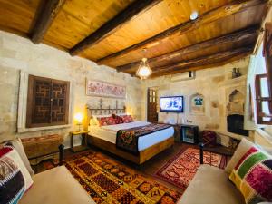 ギョレメにあるYASTIK HOUSES - Cappadociaのベッドルーム1室(ベッド1台、ソファ付)