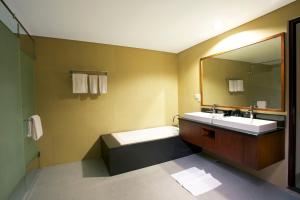 Postel nebo postele na pokoji v ubytování Hotel Neo+ Green Savana Sentul City
