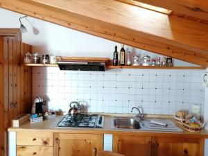 Kuchnia lub aneks kuchenny w obiekcie Sweet Home Casa Vacanze "La Mansarda"