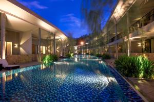 Bazén v ubytování Hotel Neo+ Green Savana Sentul City nebo v jeho okolí