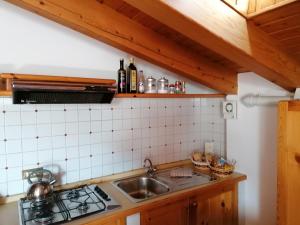 Kuchnia lub aneks kuchenny w obiekcie Sweet Home Casa Vacanze "La Mansarda"