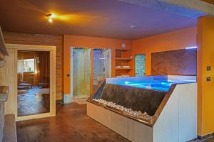 een grote kamer met een groot bad in het midden bij Hotel Daniel in Pescasseroli
