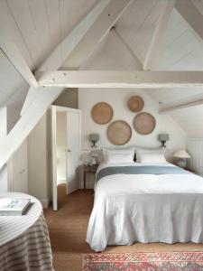 una camera con letto bianco e soffitto bianco di Guesthouse Groeninghe in the centre of Bruges a Bruges