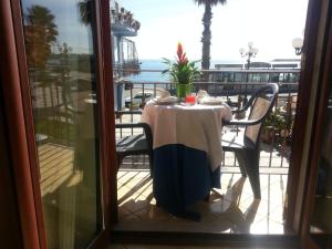 ジャルディーニ・ナクソスにあるLa Piazzettaの海の景色を望むバルコニー(テーブル付)