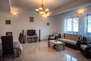 a living room with a couch and a tv at Casa Ilies in Galeş