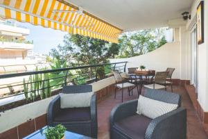 um pátio com cadeiras, uma mesa e uma varanda em Espacioso apartamento en Guadalmina - Marbella em Marbella