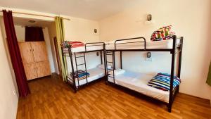 Postel nebo postele na pokoji v ubytování Madpackers Manali