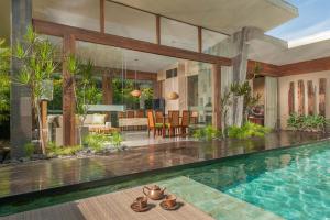 Casa con piscina y sala de estar en iVilla by Ekosistem, en Seminyak