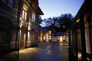 an empty courtyard of a building at night at B&B Hippo-Droom in Hoeilaart