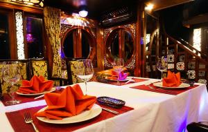 En restaurant eller et andet spisested på Oriental Sails Cruise