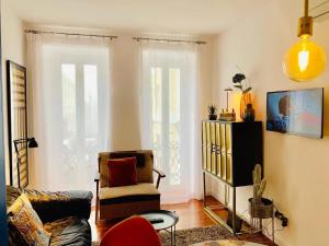 uma sala de estar com um sofá e uma cadeira em Luxury Beato Trendy Location by TimelyStay em Lisboa