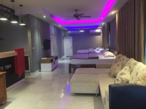 um quarto de hotel com duas camas e uma iluminação roxa em Sealife Private Beach Villa em Ban Nong Si Tong