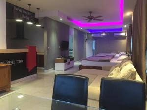 um quarto com duas camas e uma mesa com cadeiras em Sealife Private Beach Villa em Ban Nong Si Tong