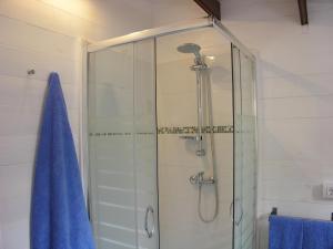 een badkamer met een glazen douche en een blauwe handdoek bij Cottage Bougainville in La Orotava