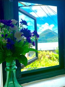 九份的住宿－九份朵拉民宿，窗前的绿色花瓶,花蓝色白色
