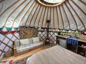 Cotswolds Camping at Holycombe客房内的一张或多张床位