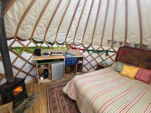 Cotswolds Camping at Holycombe客房内的一张或多张床位