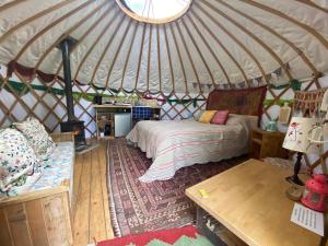 Cotswolds Camping at Holycombe客房内的一张或多张床位