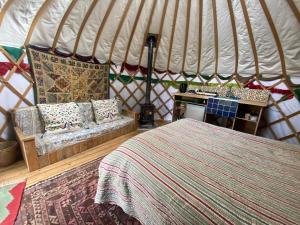 Cotswolds Camping at Holycombe客房内的一张或多张床位