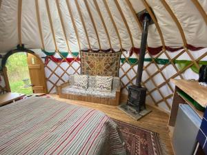 Cotswolds Camping at Holycombe客房内的一张或多张床位
