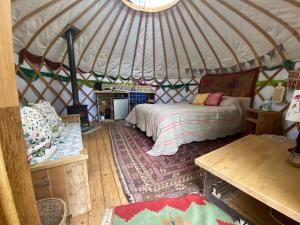 Cotswolds Camping at Holycombe客房内的一张或多张床位