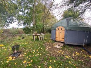Cotswolds Camping at Holycombe外面的花园