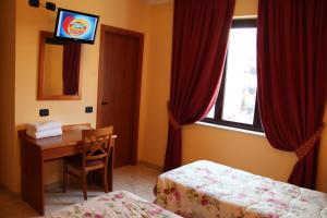 TV a/nebo společenská místnost v ubytování Demy Hotel