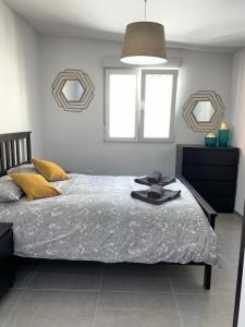 een slaapkamer met een bed en 2 ramen bij UIM Mediterraneo Casita Palancia Wifi in Puerto de Sagunto