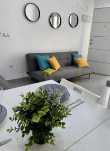 een woonkamer met een tafel en een bank bij UIM Mediterraneo Casita Palancia Wifi in Puerto de Sagunto