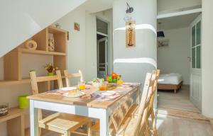 una cucina e una sala da pranzo con tavolo e sedie di A46 - Oliveira Downtown Apartment a Lagos