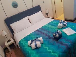 Un dormitorio con una cama con arcos. en Bed & Breakfast StradaNuova, en Scicli