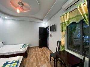 Postel nebo postele na pokoji v ubytování Nhà nghỉ Cát Đằng Hồ Tràm
