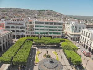 Hotel Plaza Sahuayo في Sahuayo de José María Morelos: اطلالة جوية على مدينة بها مباني