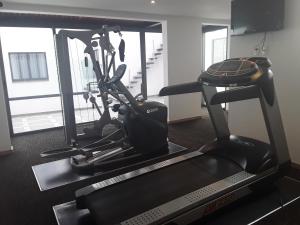 una habitación con un gimnasio con cinta de correr en Hotel Bristol, en Ciudad de México