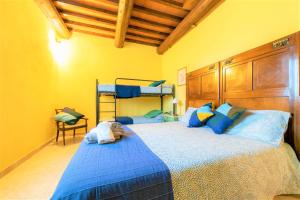 A bed or beds in a room at Hostly - Country House Donoratico - ONLY FOR FAMILIES Még 37 kép