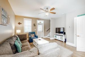 a living room with a couch and a tv at Barefoot Cottages #B16 in Highland View