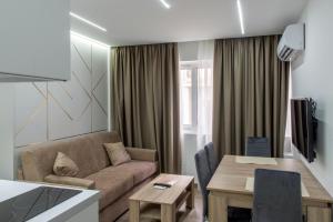 Televízia a/alebo spoločenská miestnosť v ubytovaní Koios Apartments