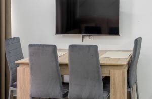 Televízia a/alebo spoločenská miestnosť v ubytovaní Koios Apartments