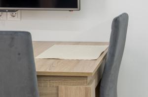 Televízia a/alebo spoločenská miestnosť v ubytovaní Koios Apartments