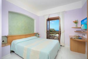 Postel nebo postele na pokoji v ubytování Hotel Cala Reale
