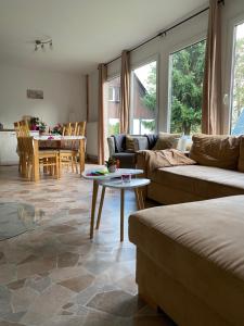 ein Wohnzimmer mit einem Sofa und einem Tisch in der Unterkunft Ferienanlage Geisingblick in Geising
