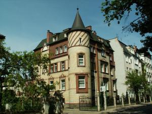 um grande edifício de tijolos com uma torre numa rua em Park Hotel em Świdnica